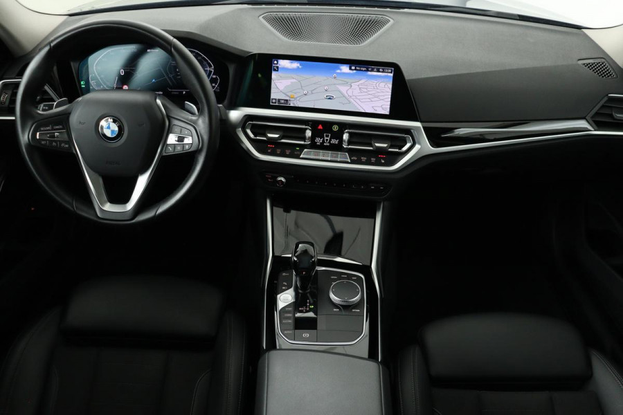 BMW 3-serie 330e Sport Line | Stoelverwarming | Camera | Carplay | Sfeerverlichting | Sportstoelen | Park Assist | Half leder | Live Cockpit