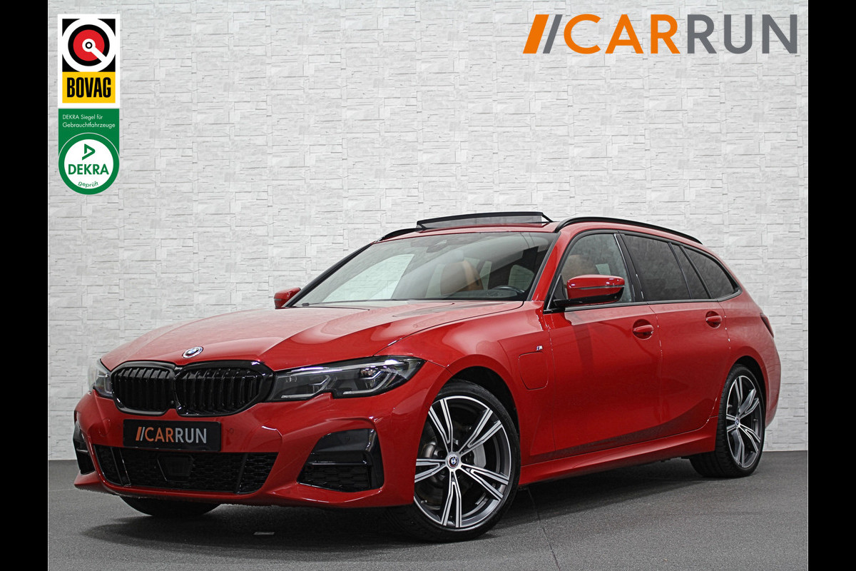 BMW 3 Serie Touring 330e M-Sport | 360 View | Panorama | ACC | Laser-LED | Head-Up | Keyless-Entry | Leder | Sfeerverlichting | 19'' | Glaspook | 4-Zone Clima | Stoelverwarming | DAB | Carplay | ISO-Glas | Live Cockpit Prof. |