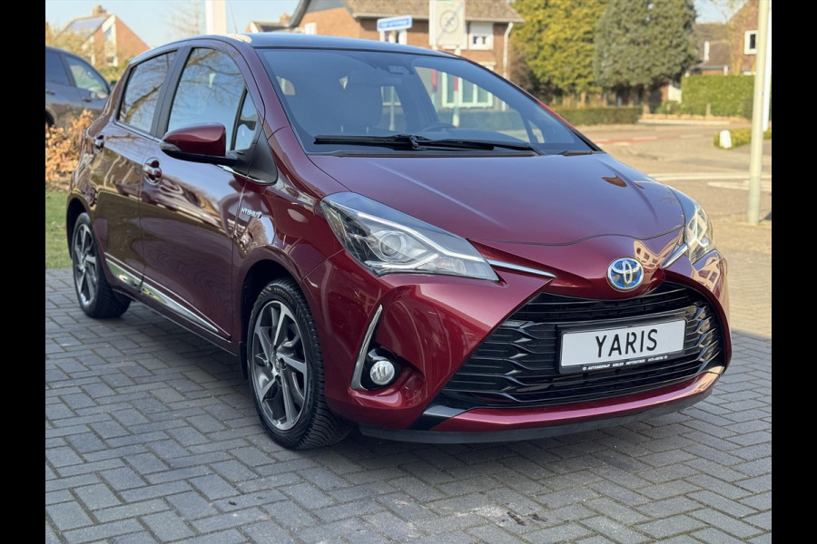 Toyota Yaris 1.5 Hybrid Premium | Panoramadak, Navigatie, Half leer/stof, 16 inch, Keyless, Parelmoer rood, DAB, Zeer compleet!