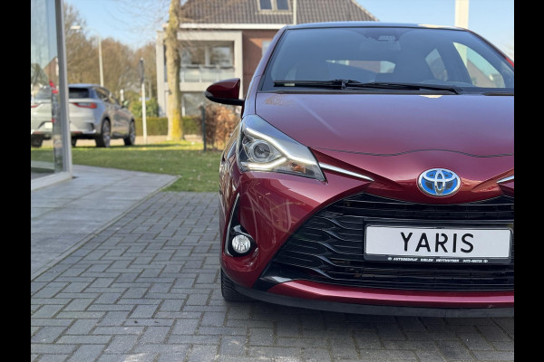 Toyota Yaris 1.5 Hybrid Premium | Panoramadak, Navigatie, Half leer/stof, 16 inch, Keyless, Parelmoer rood, DAB, Zeer compleet!