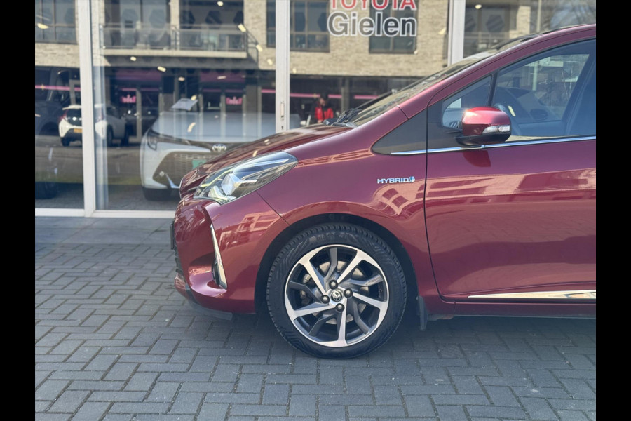 Toyota Yaris 1.5 Hybrid Premium | Panoramadak, Navigatie, Half leer/stof, 16 inch, Keyless, Parelmoer rood, DAB, Zeer compleet!