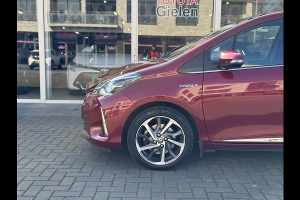 Toyota Yaris 1.5 Hybrid Premium | Panoramadak, Navigatie, Half leer/stof, 16 inch, Keyless, Parelmoer rood, DAB, Zeer compleet!