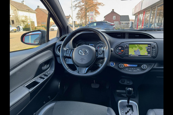 Toyota Yaris 1.5 Hybrid Premium | Panoramadak, Navigatie, Half leer/stof, 16 inch, Keyless, Parelmoer rood, DAB, Zeer compleet!