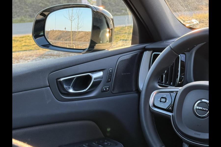 Volvo XC60 2.0 T8 Plug-in hybrid AWD R-Design Pano|Luchtvering|Facelift|Trekhaak|CarPlay