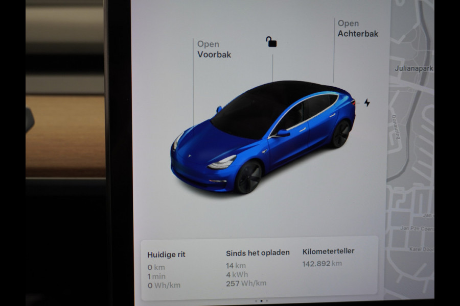 Tesla Model 3 Long Range 75kWh 463PK Trekhaak 18" FSD-Full Self Driving Computer-3 Premium Audio 4wd AutoPilot Panoramadak Camera's Leer Adapt Stoel en achterbank verwarming Electr.Stoelen+Memory+Easy-Entry WiFi Orig. NLse auto Grootste accu Tot 16,5kwh thuis laden. Accu-Garantie tot 20-12-2027 max 192.000km