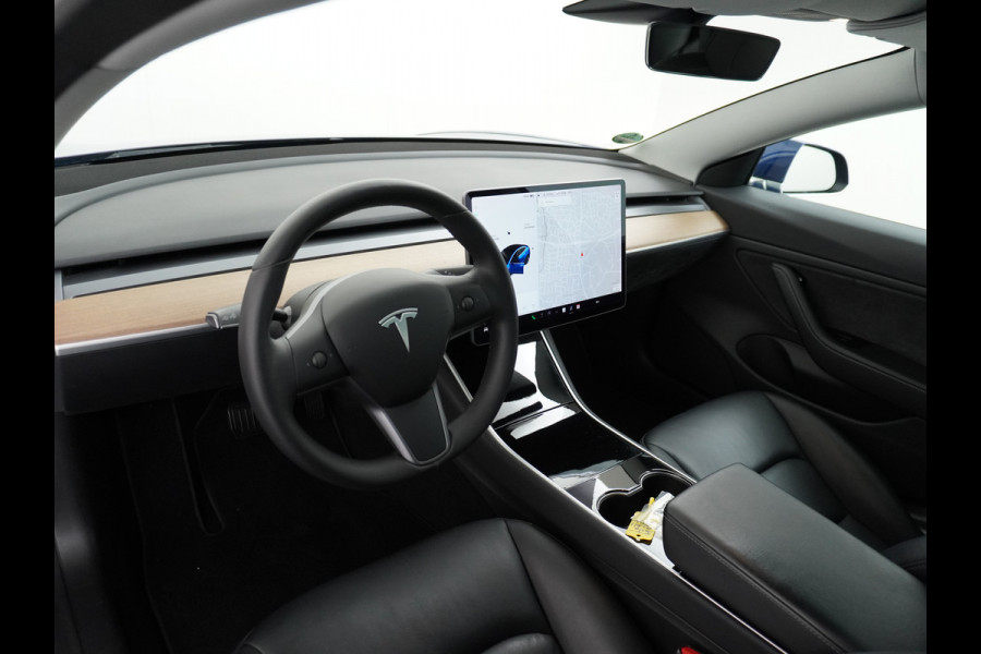 Tesla Model 3 Long Range 75kWh 463PK Trekhaak 18" FSD-Full Self Driving Computer-3 Premium Audio 4wd AutoPilot Panoramadak Camera's Leer Adapt Stoel en achterbank verwarming Electr.Stoelen+Memory+Easy-Entry WiFi Orig. NLse auto Grootste accu Tot 16,5kwh thuis laden. Accu-Garantie tot 20-12-2027 max 192.000km