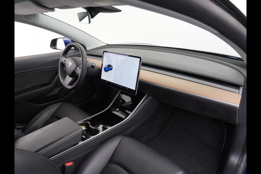 Tesla Model 3 Long Range 75kWh 463PK Trekhaak 18" FSD-Full Self Driving Computer-3 Premium Audio 4wd AutoPilot Panoramadak Camera's Leer Adapt Stoel en achterbank verwarming Electr.Stoelen+Memory+Easy-Entry WiFi Orig. NLse auto Grootste accu Tot 16,5kwh thuis laden. Accu-Garantie tot 20-12-2027 max 192.000km