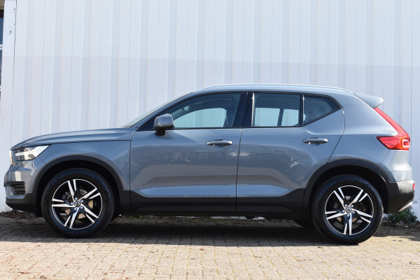 Volvo XC40 1.5 T3 Momentum Pro | Trekhaak | Blis | Sensoren voor&achter | Draadloos opladen |