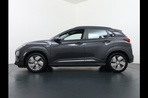 Hyundai Kona EV Comfort 64kWh 204PK Trekhaak Adap.Cruise Warmtepomp Android Auto Apple Carplay Navi Ecc DAB Camera Led Keyless Highway assist sys. Rijstrooksensor met correctie Voorruit verwarmbaar 1e Eigenaar