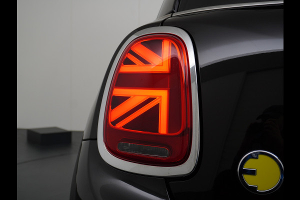 MINI Mini Electric AUT-184pk Charged Navi Camera Harman/Kardon Apple Carplay Adaptive Matrix LED koplampen en LED achterlichten met Union Jack Spor Lmv 17" Isofix Regen-Lichtsensor  All-Season Banden 3 fase tot 11kw / 16A laden thuis ! 40.000 nieuw! Wegenbelasting slechts 16Euro p/m