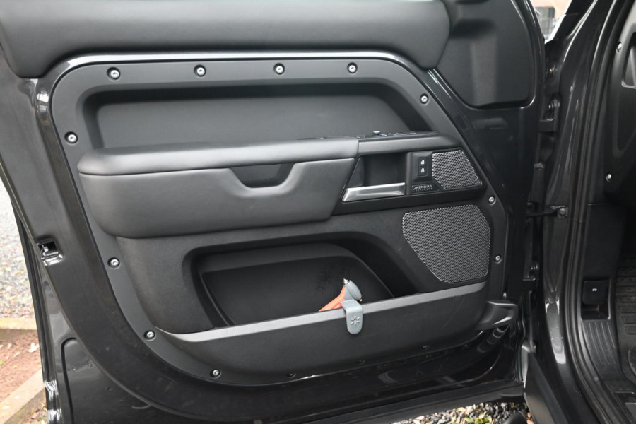 Land Rover Defender 110 5.0 P525 110 V8 URBAN ACC Trekhaak Pano HUD 360 Cam Meridian 22''
