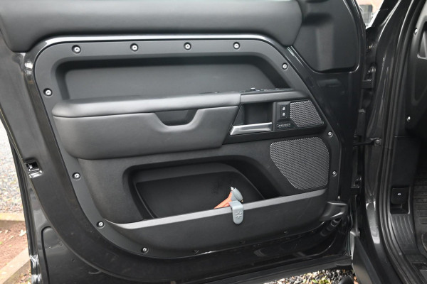 Land Rover Defender 110 5.0 P525 110 V8 URBAN ACC Trekhaak Pano HUD 360 Cam Meridian 22''