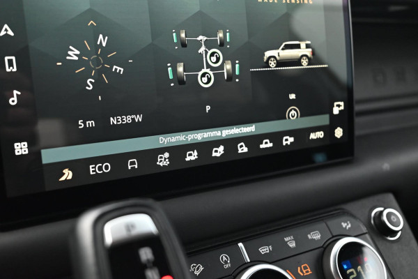 Land Rover Defender 110 5.0 P525 110 V8 URBAN ACC Trekhaak Pano HUD 360 Cam Meridian 22''