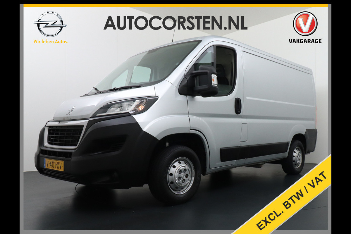 Peugeot Boxer 333 2.0HDI 111pk L1H1 3-Persoons Airco Camera Trekhaak Schuifdeur-R. Betonplex Lat-Om-Lat Premium CruiseControl ESP Elektr.Spieg Stuurbediening-Audio 2.000kg trekvermogen 300Nm/1750rpm EURO 6 1e Eigenaar