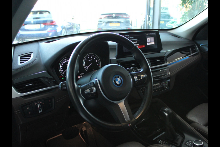 BMW X1 xDrive25e High Executive LEDER | CAMERA | STOELVERW | HEAD-UP | CARPLAY | TREKHAAK |