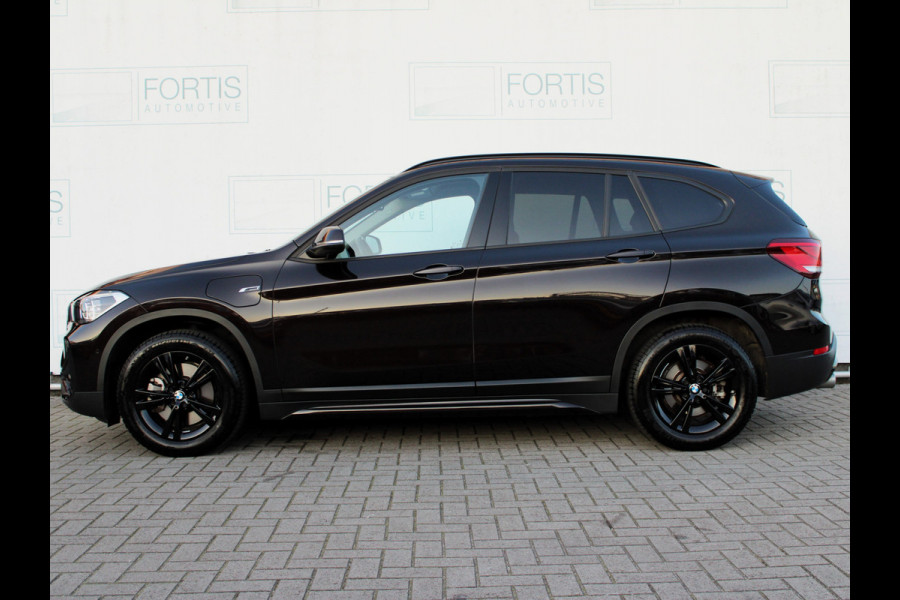 BMW X1 xDrive25e High Executive LEDER | CAMERA | STOELVERW | HEAD-UP | CARPLAY | TREKHAAK |