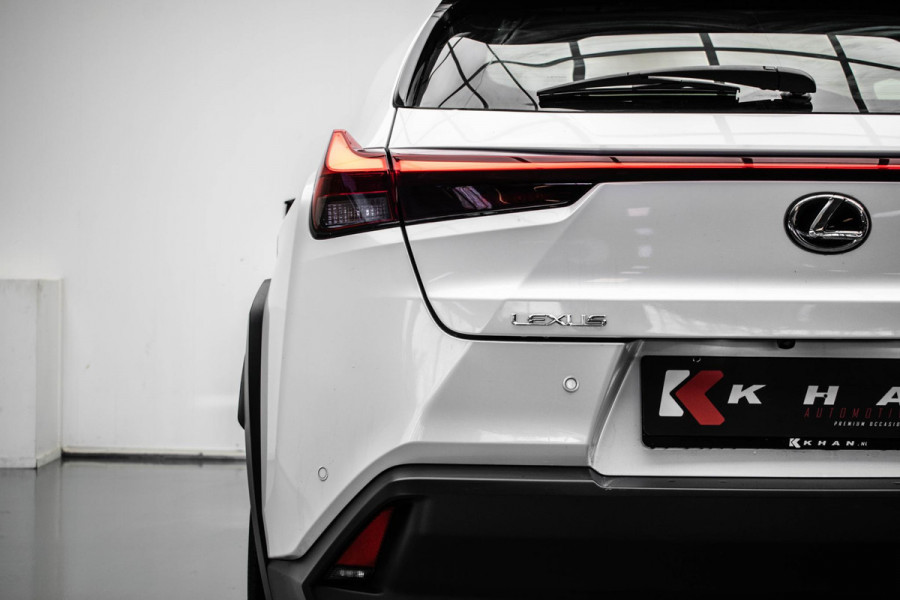 Lexus UX 300e Luxury 54 kWh |Stoelverkoeling|ACC|Leder|Camera|