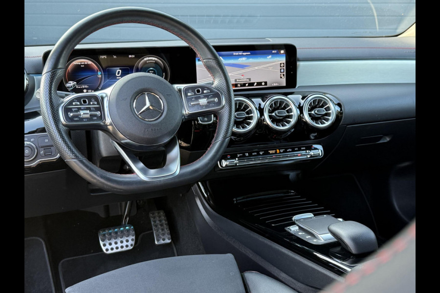 Mercedes-Benz CLA-Klasse 200 AMG Line 2e Eigenaar,Navi,Camera,Stoelverwarming,Ambient Lighting,Sportstoelen,Weinig KM,N.A.P,APK tot 07-2026