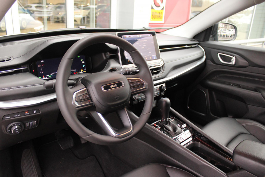 Jeep Compass 4xe 240PK Plug-in Hybrid S | NAVIGATIE 10,25 "TOUCHSCREEN | APPLE CARPLAY/ANDROID AUTO | ACHTERUITRIJ CAMERA | DAB+ RADIO | CLIMATE CONTROL | 19"GLOSS BLACK LICHTMETALEN VELGEN | ADAPTIVE / CRUISE CONTROL | DIGITAAL INSTRUMENTENPANEEL | LEDEREN BEKLEDING | ELEKTRISCH BEDIENBARE ACHTERKLEP | FULL LED KOPLAMPEN | LED MISTLAMPEN / BOCHTVERLICHTING | KEYLESS ENTRY & START | DRAADLOOS LADEN TELEFOON |  ELEKTRISCH BEDIENBARE BESTUURDERSSTOEL MET GEHEUGENFUNCTIE |