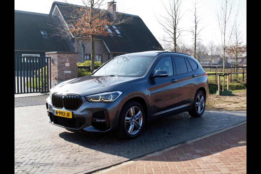 BMW X1 xDrive20i High Executive | M-Pakket | Panoramadak | Dealer onderhouden |