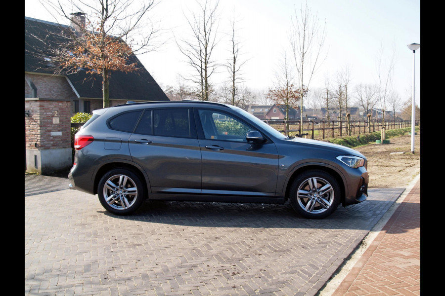 BMW X1 xDrive20i High Executive | M-Pakket | Panoramadak | Dealer onderhouden |