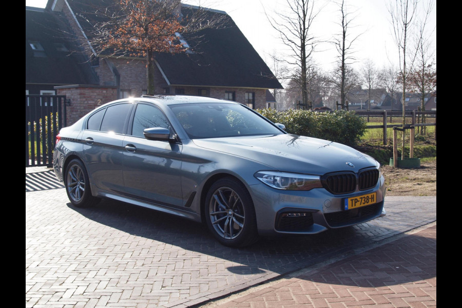 BMW 5 Serie 530e iPerformance Executive | M-Pakket | Schuifdak | Camera | Dealer Onderhouden | NL-Auto |