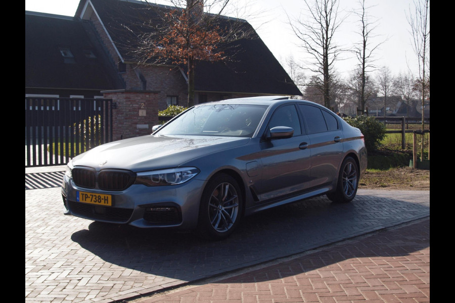 BMW 5 Serie 530e iPerformance Executive | M-Pakket | Schuifdak | Camera | Dealer Onderhouden | NL-Auto |