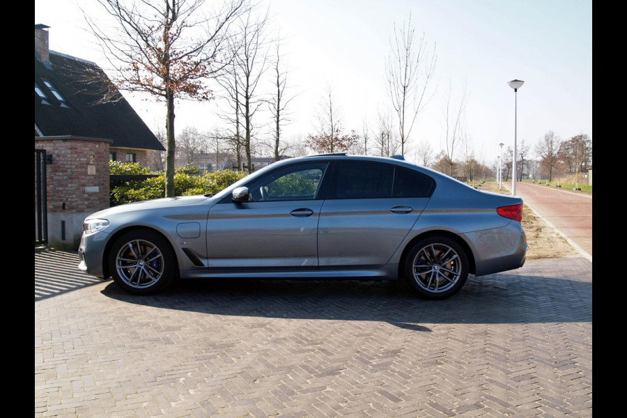 BMW 5 Serie 530e iPerformance Executive | M-Pakket | Schuifdak | Camera | Dealer Onderhouden | NL-Auto |