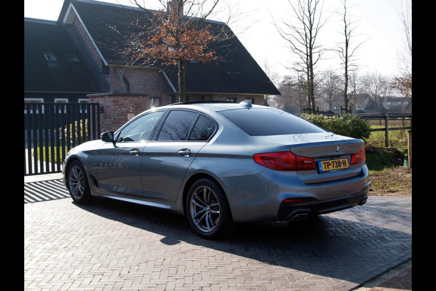 BMW 5 Serie 530e iPerformance Executive | M-Pakket | Schuifdak | Camera | Dealer Onderhouden | NL-Auto |
