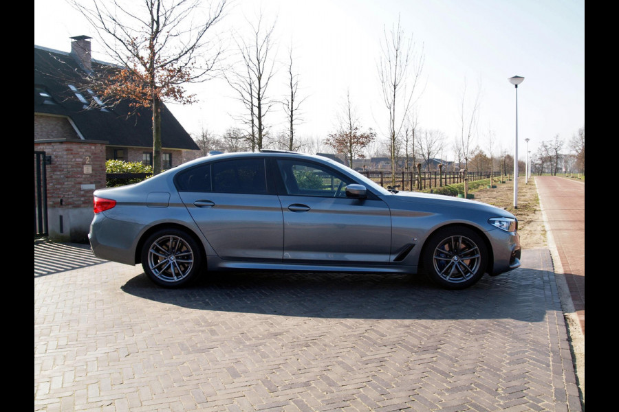 BMW 5 Serie 530e iPerformance Executive | M-Pakket | Schuifdak | Camera | Dealer Onderhouden | NL-Auto |