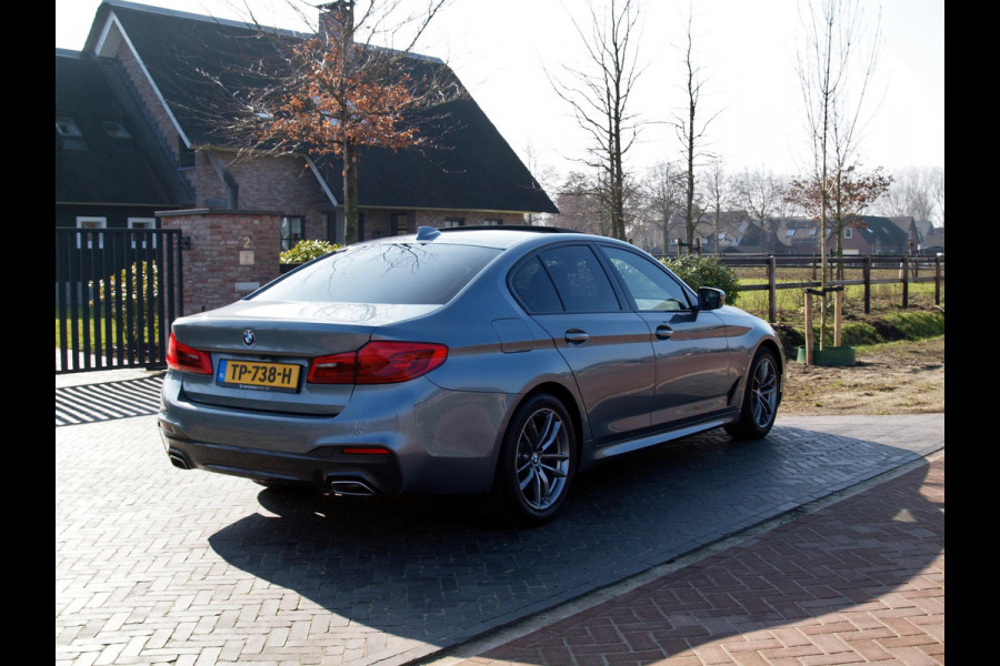 BMW 5 Serie 530e iPerformance Executive | M-Pakket | Schuifdak | Camera | Dealer Onderhouden | NL-Auto |
