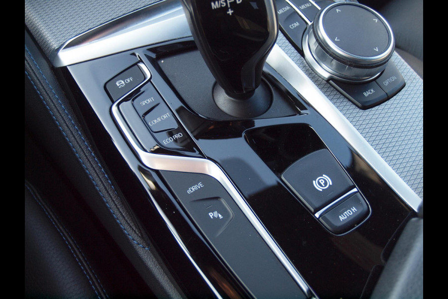 BMW 5 Serie 530e iPerformance Executive | M-Pakket | Schuifdak | Camera | Dealer Onderhouden | NL-Auto |