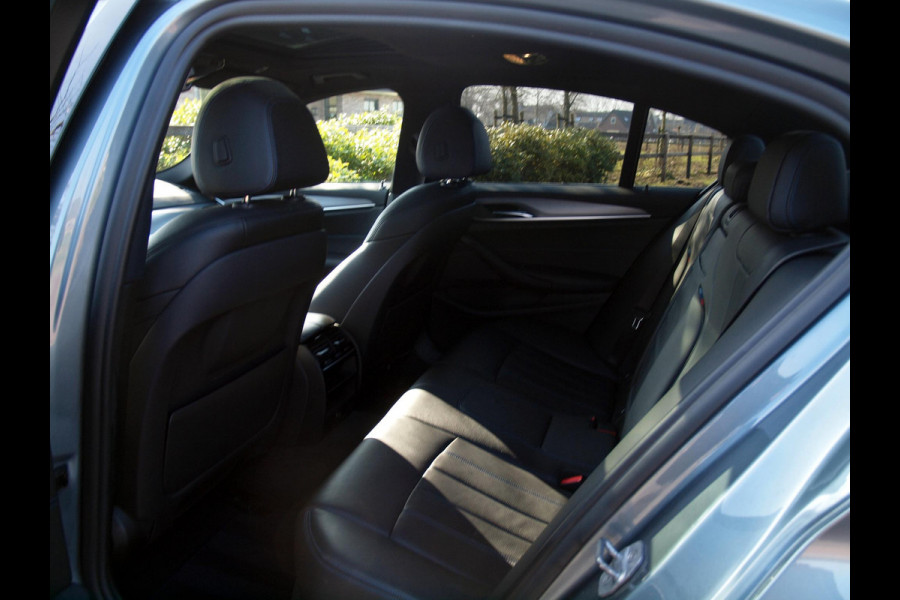 BMW 5 Serie 530e iPerformance Executive | M-Pakket | Schuifdak | Camera | Dealer Onderhouden | NL-Auto |