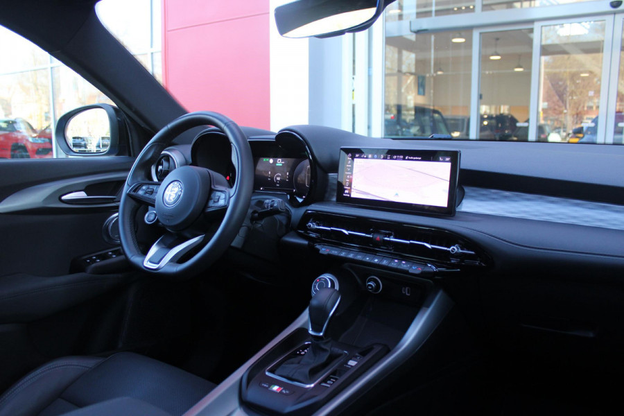 Alfa Romeo Tonale 1.3T PHEV Q4 280PK Edizione Speciale | PANORAMISCH SCHUIF / KANTELDAK | HARMAN CARDON PREMIUM AUDIO  | LEDEREN BEKLEDING | VOORSTOELEN / STUUR VERWARMD | VOORSTOELEN GEVENTILEERD | VOORSTOELEN ELEKTRISCH VERSTELBAAR MET GEHEUGEN FUNCTIE |APPLE CARPLAY / ANDROID AUTO | 360° CAMERA | DODEHOEK DETECTIE | 20"INCH LICHTMETALEN VELGEN | ADAPTIVE CRUISE CONTROL | KEYLESS ENTRY / START | ELEKTRISCH BEDIENBARE ACHTERKLEP | DRAADLOZE TELEFOONLADER | SFEER VERLICHTING | DONKERE HEMELBEKLEDING |