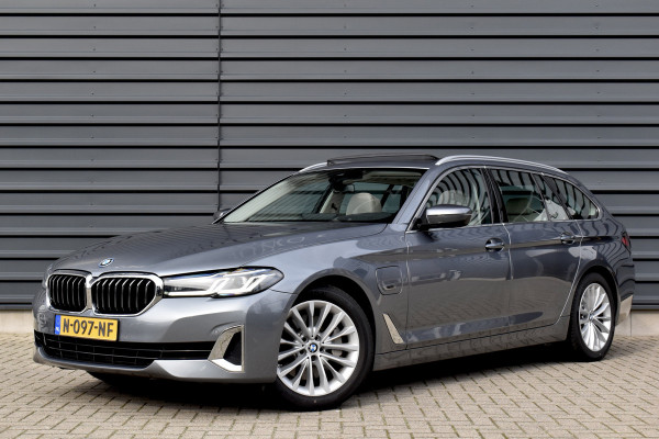 BMW 5 Serie Touring 530e High Executive Luxury Line | Panoramadak | Trekhaak wegklapbaar | Laser Light | Massage | Camera | CarPlay |