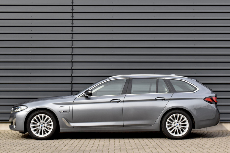 BMW 5 Serie Touring 530e High Executive Luxury Line | Panoramadak | Trekhaak wegklapbaar | Laser Light | Massage | Camera | CarPlay |