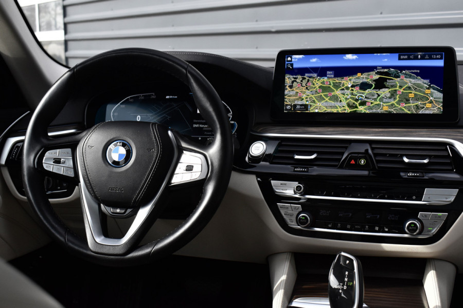 BMW 5 Serie Touring 530e High Executive Luxury Line | Panoramadak | Trekhaak wegklapbaar | Laser Light | Massage | Camera | CarPlay |