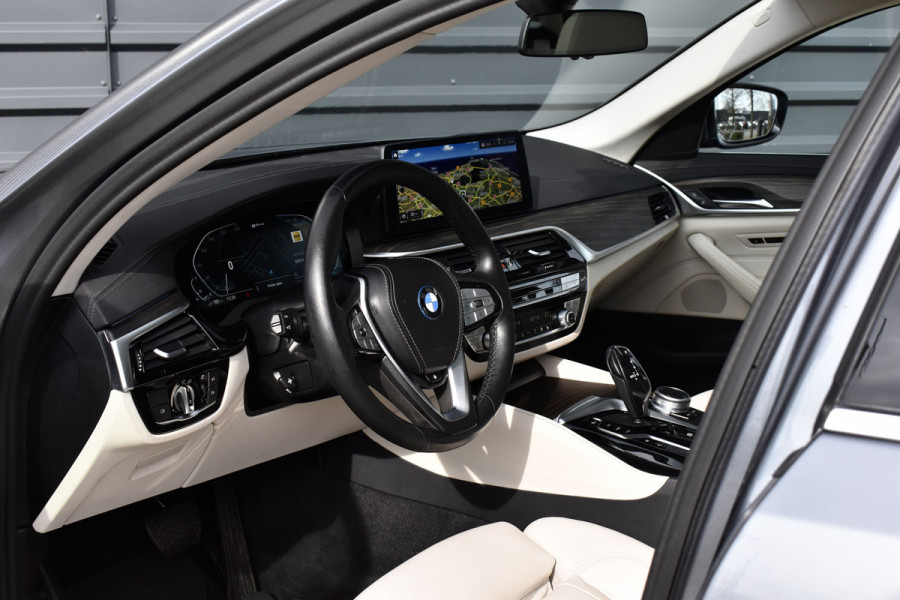 BMW 5 Serie Touring 530e High Executive Luxury Line | Panoramadak | Trekhaak wegklapbaar | Laser Light | Massage | Camera | CarPlay |