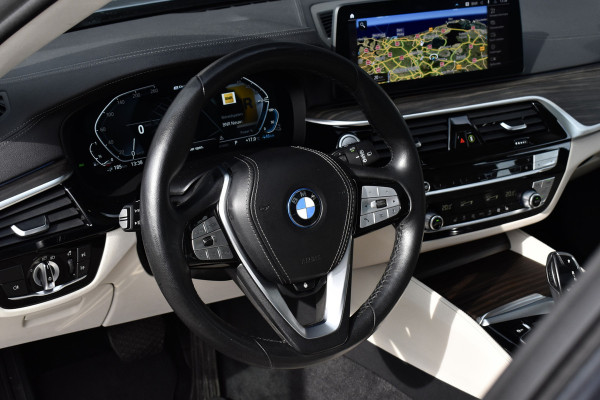 BMW 5 Serie Touring 530e High Executive Luxury Line | Panoramadak | Trekhaak wegklapbaar | Laser Light | Massage | Camera | CarPlay |