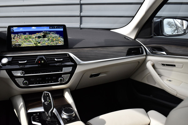 BMW 5 Serie Touring 530e High Executive Luxury Line | Panoramadak | Trekhaak wegklapbaar | Laser Light | Massage | Camera | CarPlay |