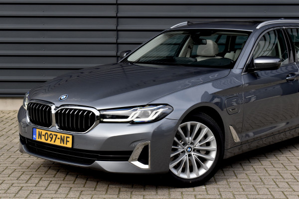 BMW 5 Serie Touring 530e High Executive Luxury Line | Panoramadak | Trekhaak wegklapbaar | Laser Light | Massage | Camera | CarPlay |