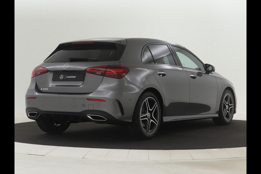 Mercedes-Benz A-Klasse 200 AMG Line | Nightpakket | Parkeerpakket met 360°-camera | Premium Pack | Extra USB-poorten | Burmester surround sound system | Verwarmde stoelen vooraan |