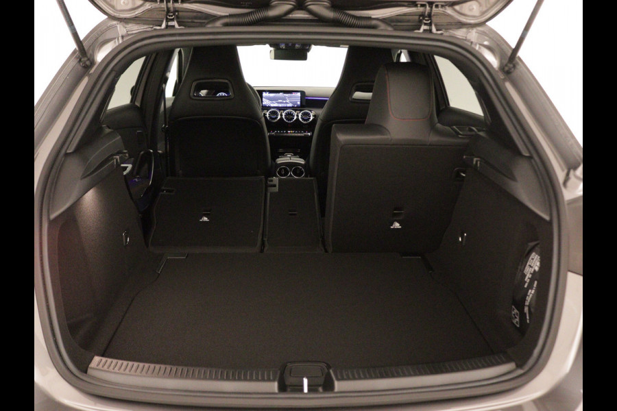 Mercedes-Benz A-Klasse 200 AMG Line | Nightpakket | Parkeerpakket met 360°-camera | Premium Pack | Extra USB-poorten | Burmester surround sound system | Verwarmde stoelen vooraan |