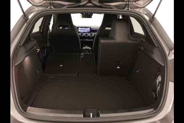 Mercedes-Benz A-Klasse 200 AMG Line | Nightpakket | Parkeerpakket met 360°-camera | Premium Pack | Extra USB-poorten | Burmester surround sound system | Verwarmde stoelen vooraan |