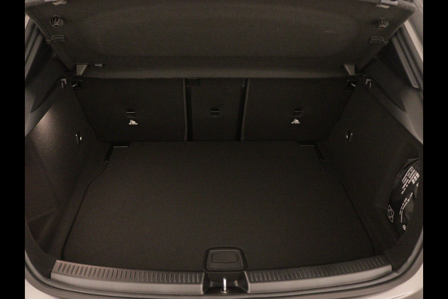 Mercedes-Benz A-Klasse 200 AMG Line | Nightpakket | Parkeerpakket met 360°-camera | Premium Pack | Extra USB-poorten | Burmester surround sound system | Verwarmde stoelen vooraan |