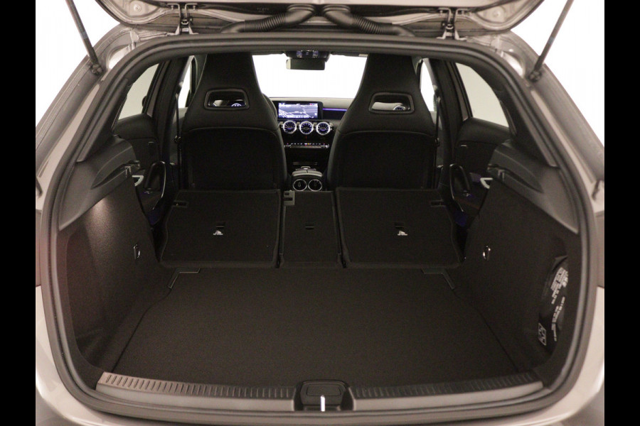 Mercedes-Benz A-Klasse 200 AMG Line | Nightpakket | Parkeerpakket met 360°-camera | Premium Pack | Extra USB-poorten | Burmester surround sound system | Verwarmde stoelen vooraan |