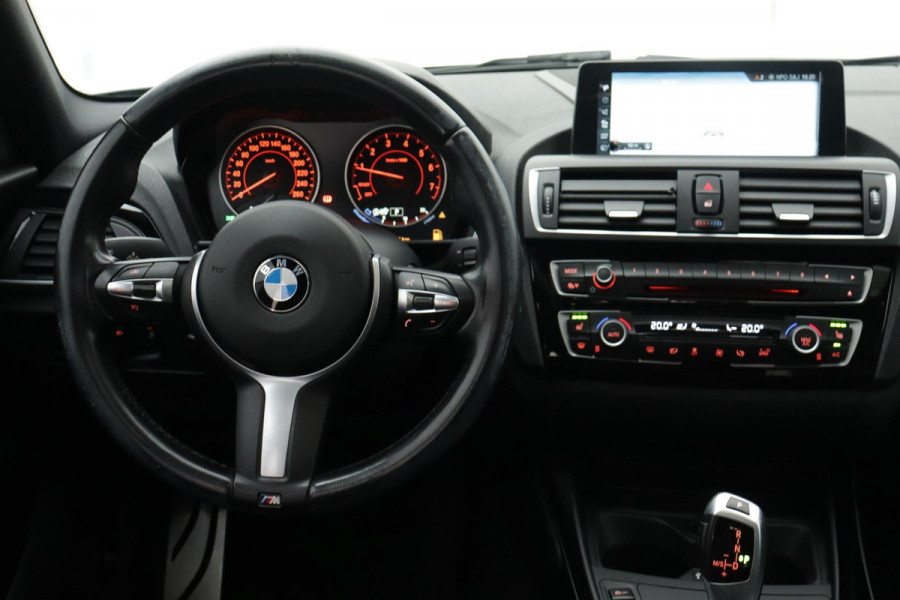 BMW 1-serie 118i Centennial High Executive M-SPORT(NL-auto, Panorama, Harman/Kardon, StoelV, Navi Pro, Trekhaak, PDC, Leer, Etc)