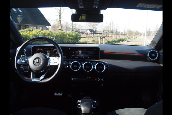 Mercedes-Benz A-Klasse 180 Business Solution AMG Widescreen | Stoelverwarming | Camera | NL-Auto |