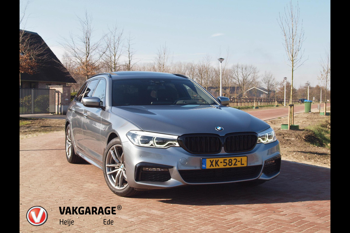 BMW 5 Serie Touring 520i Corporate Lease High Executive | M-Pakket | Panoramadak |Dealer onderhouden | Trekhaak | NL-Auto |