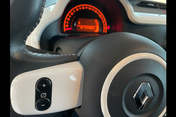 Renault Twingo 1.0 SCe Limited Mistlampen - Cruise control - Alu velgen 15 inch - Parkeersensoren achter - Lederen stuurwiel - Radio/USB/ AUX - Airco - Getint glas achter